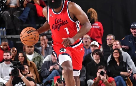 开云官方官网 - 哈登在巴黎圣日耳曼比赛中赛况扑朔迷离，精彩发挥引发热议！