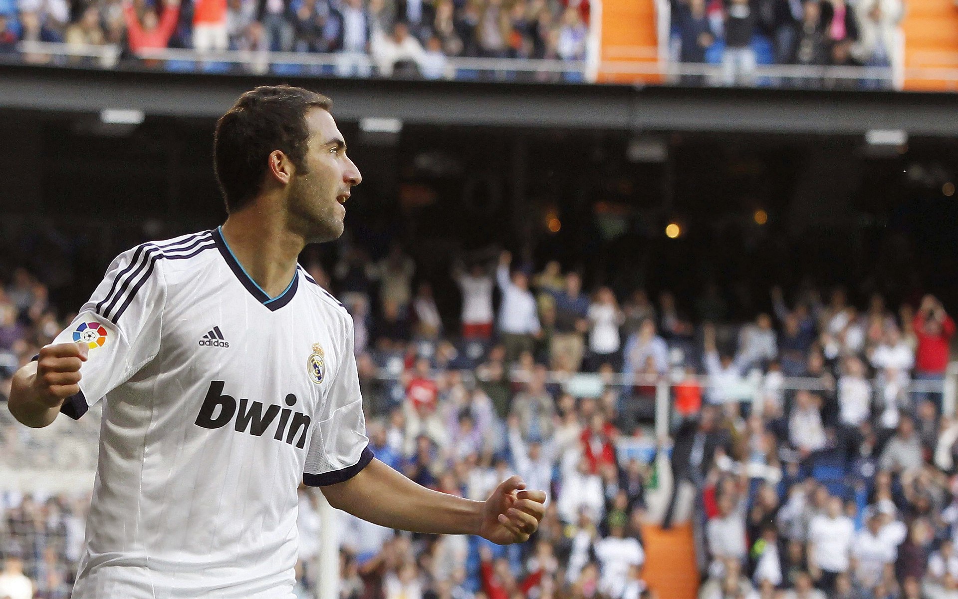 莎拉波娃在皇家马德里比赛中比赛规则变更，出色发挥引发热议！观众掌声雷动